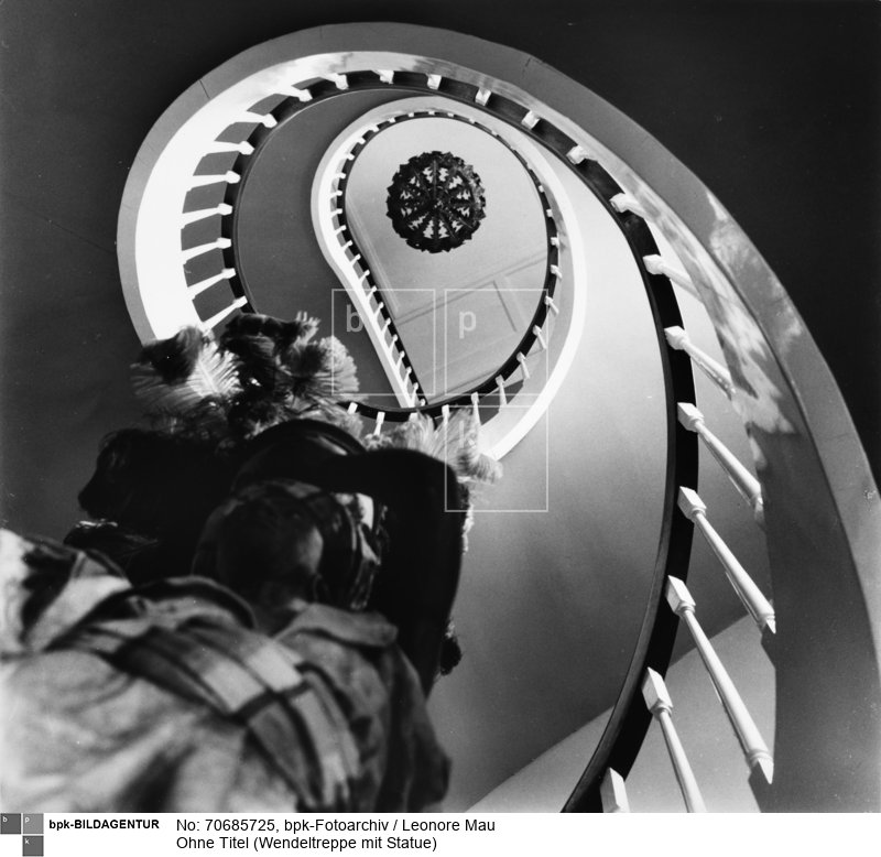 Wendeltreppe mit Statue im damaligen Sitz der World Peace Philharmonia of the Nations GmbH. Auftragsfotografie für das Musiklabel "Harmonia Mundi". 
Rückseitenbeschriftung: "Magdalenenstr. 64 Hbg. 1964"<BR>Aufnahmedatum: 1964<BR>Material/Technik: Foto / Silbergelatine auf Barytpapier<BR>Bildformat (Foto): 24,0 x 26,2 cm<BR>Aufnahmeort: Hamburg<BR>Inventar-Nr.: LM-502390<BR>