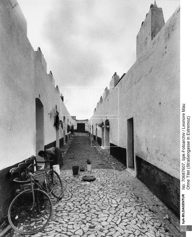 Straßengasse in Estremoz in Portugal.
Rückseitenbeschriftung: "Estremoz Portugal 1967"<BR>Aufnahmedatum: 1967<BR>Material/Technik: Foto / Silbergelatine auf Barytpapier<BR>Bildformat (Foto): 22,5 x 29,5 cm<BR>Aufnahmeort: Estremoz<BR>Inventar-Nr.: LM-503322<BR>