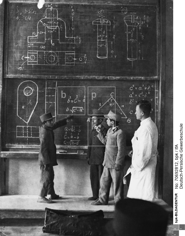 Mathematikunterricht wird bei den jüngsten Schülern auch von persischen Lehrern gegeben, die wiederum Schüler der deutsch-persischen Gewerbeschule waren.<BR>Aufnahmedatum: 1930<BR>Material/Technik: Foto<BR>Aufnahmeort: Teheran, Iran<BR>Inventar-Nr.: IfA 49259<BR>