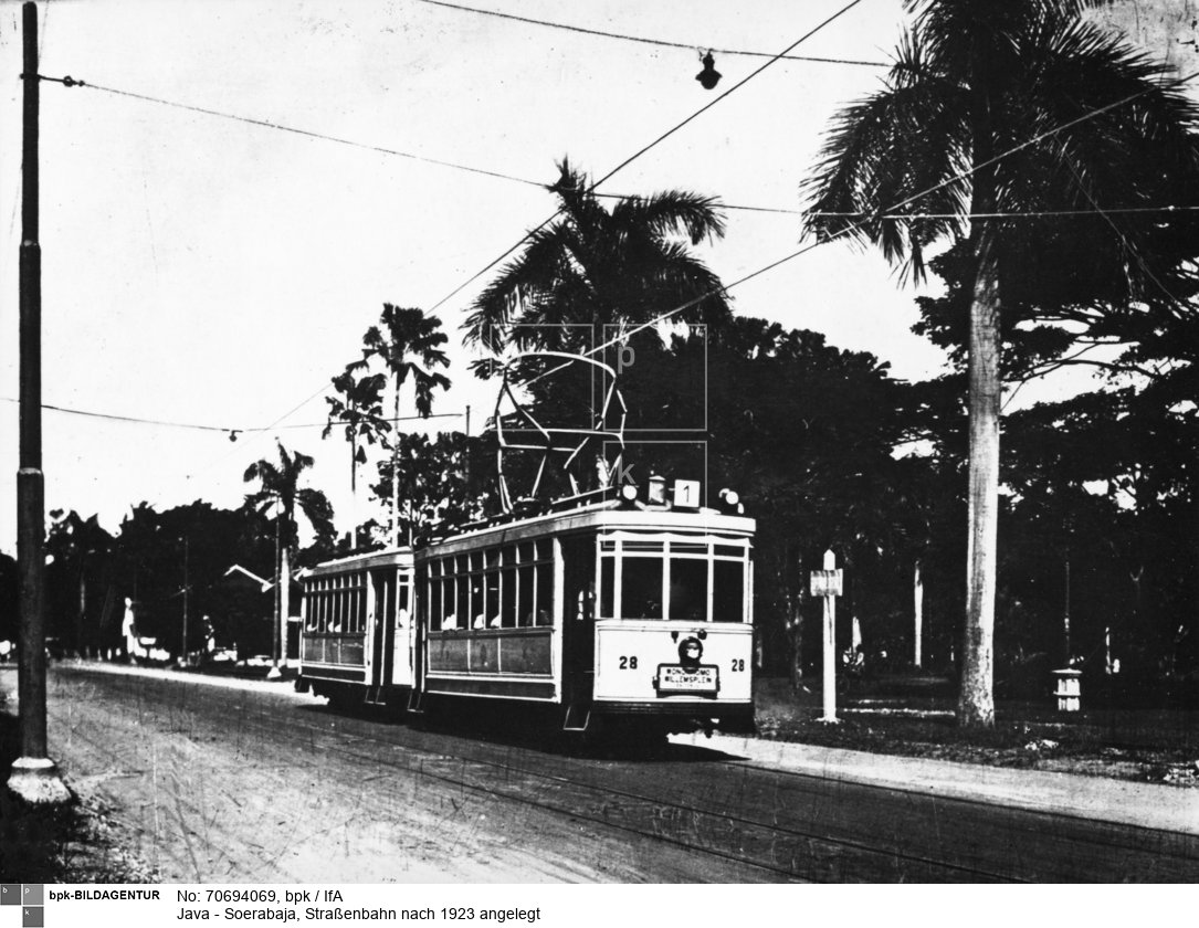 Surabaya ist eine Hafenstadt auf der indonesischen Insel Java. Die Stadt besitzt ein blühendes Chinatown, ein arabisches Viertel und zahlreiche Gebäude der niederländischen Kolonialherrschaft.<BR>Aufnahmedatum: vor 1945<BR>Material/Technik: Foto / s/w-Abzug<BR>Aufnahmeort: Surabaya, Java, Indonesien<BR>Inventar-Nr.: IfA 72043<BR>