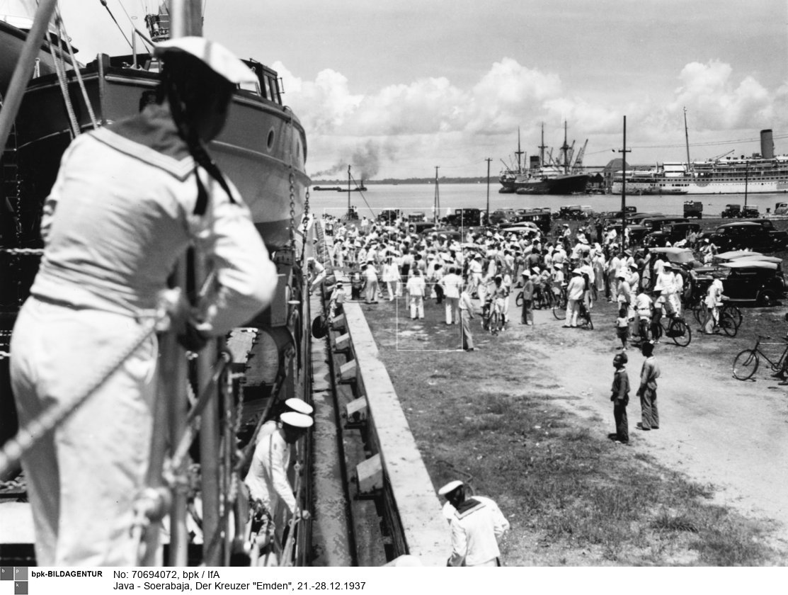 Surabaya ist eine Hafenstadt auf der indonesischen Insel Java. Die Stadt besitzt ein blühendes Chinatown, ein arabisches Viertel und zahlreiche Gebäude der niederländischen Kolonialherrschaft.
Der Leichte Kreuzer Emden war ein deutsches Kriegsschiff der Reichsmarine der Weimarer Republik. Sie war das dritte deutsche Kriegsschiff, das nach der Stadt Emden benannt wurde.
•	8. gesamte Reise des Kreuzers: 11. Oktober 1937 bis 23. April 1938 - Spanien, Suezkanal, Colombo, Surabaja/Balawan, Massaua (Ostafrika), Atlantik<BR>Aufnahmedatum: 1937<BR>Material/Technik: Foto / s/w-Abzug<BR>Aufnahmeort: Surabaya, Indonesien<BR>Inventar-Nr.: IfA 73161<BR>