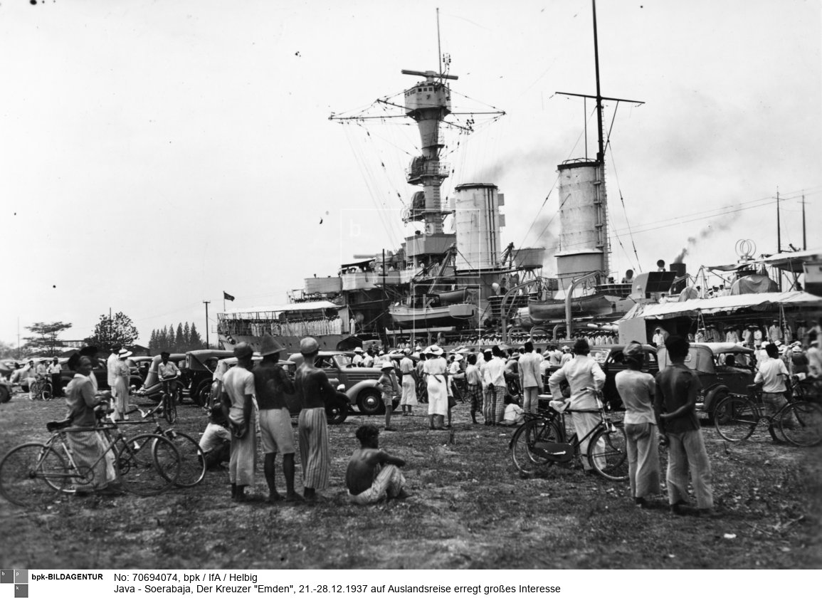 Surabaya ist eine Hafenstadt auf der indonesischen Insel Java. Die Stadt besitzt ein blühendes Chinatown, ein arabisches Viertel und zahlreiche Gebäude der niederländischen Kolonialherrschaft.
Der Leichte Kreuzer Emden war ein deutsches Kriegsschiff der Reichsmarine der Weimarer Republik. Sie war das dritte deutsche Kriegsschiff, das nach der Stadt Emden benannt wurde.
•	8. gesamte Reise des Kreuzers: 11. Oktober 1937 bis 23. April 1938 - Spanien, Suezkanal, Colombo, Surabaja/Balawan, Massaua (Ostafrika), Atlantik
<BR>Aufnahmedatum: 1937<BR>Material/Technik: Foto / s/w-Abzug<BR>Aufnahmeort: Surabaya, Indonesien<BR>Inventar-Nr.: IfA 65614<BR>
