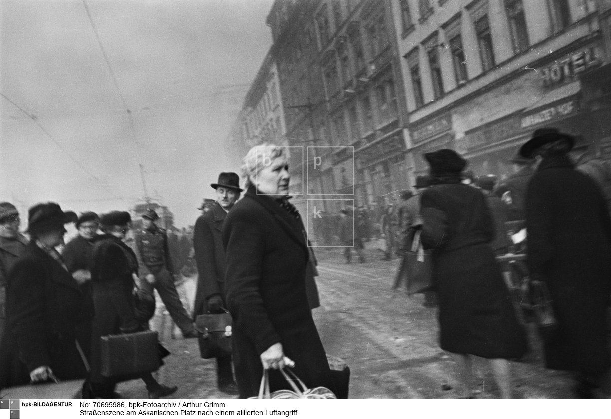 Aufnahmedatum: 03.02. 1945<BR>Material/Technik: Foto<BR>Aufnahmeort: Berlin, Deutschland<BR>Inventar-Nr.: Gm WII0195-25a<BR>