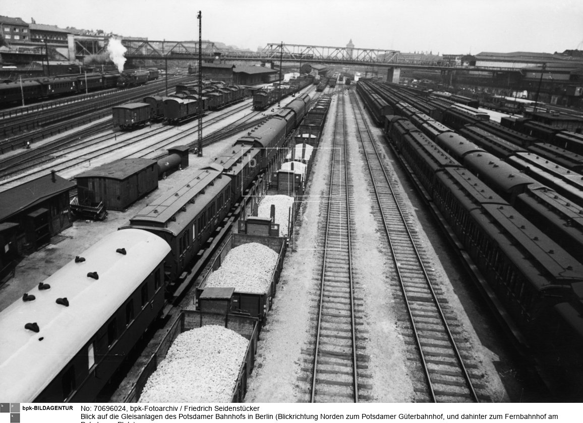 Im Hintergrund die U-Bahn-Hochstrecke (heute U1) zwischen Kurfürstenstraße und Gleisdreieck (rechts im Bild). Ganz hinten Mitte, der Wasserturm am Landwehrkanal (Hafen), Ausschnitt<BR>Aufnahmedatum: 1928-1930<BR>Material/Technik: Foto<BR>Aufnahmeort: Berlin-Kreuzberg<BR>Inventar-Nr.: Se 1-0197<BR>