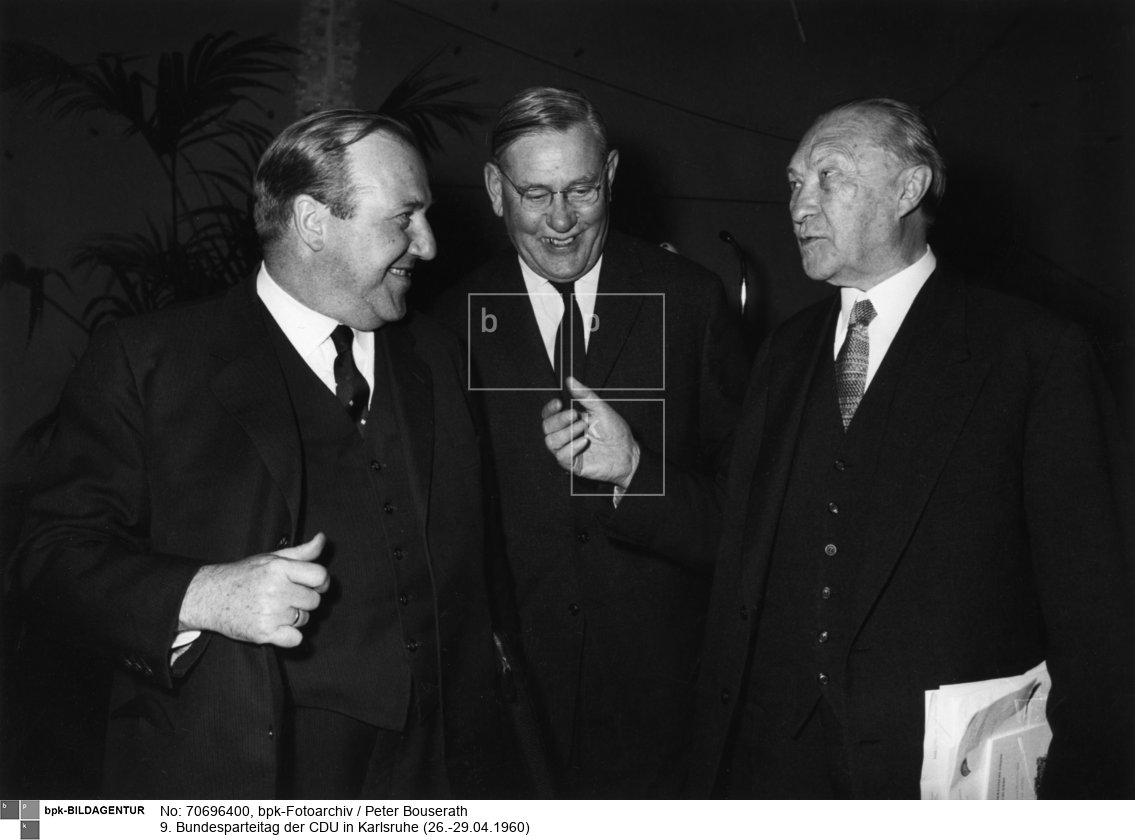 Franz Meyers, Ministerpräsident von NRW, Dr. Heinrich Krone, Fraktionsvorsitzender der CDU/CSU im Bundestag und Bundeskanzler Konrad Adenauer im heiteren Gespräch<BR>Aufnahmedatum: April 1960<BR>Material/Technik: Foto<BR>Aufnahmeort: Karlsruhe<BR>