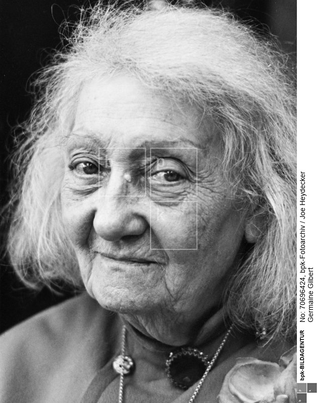 Person: Adrienne Germaine Gilbert, [10.03.1907 -  11.03.1995] Französische Varietèsängerin<BR>Aufnahmedatum: 1982<BR>Material/Technik: Foto<BR>Aufnahmeort: Arles, Frankreich<BR>