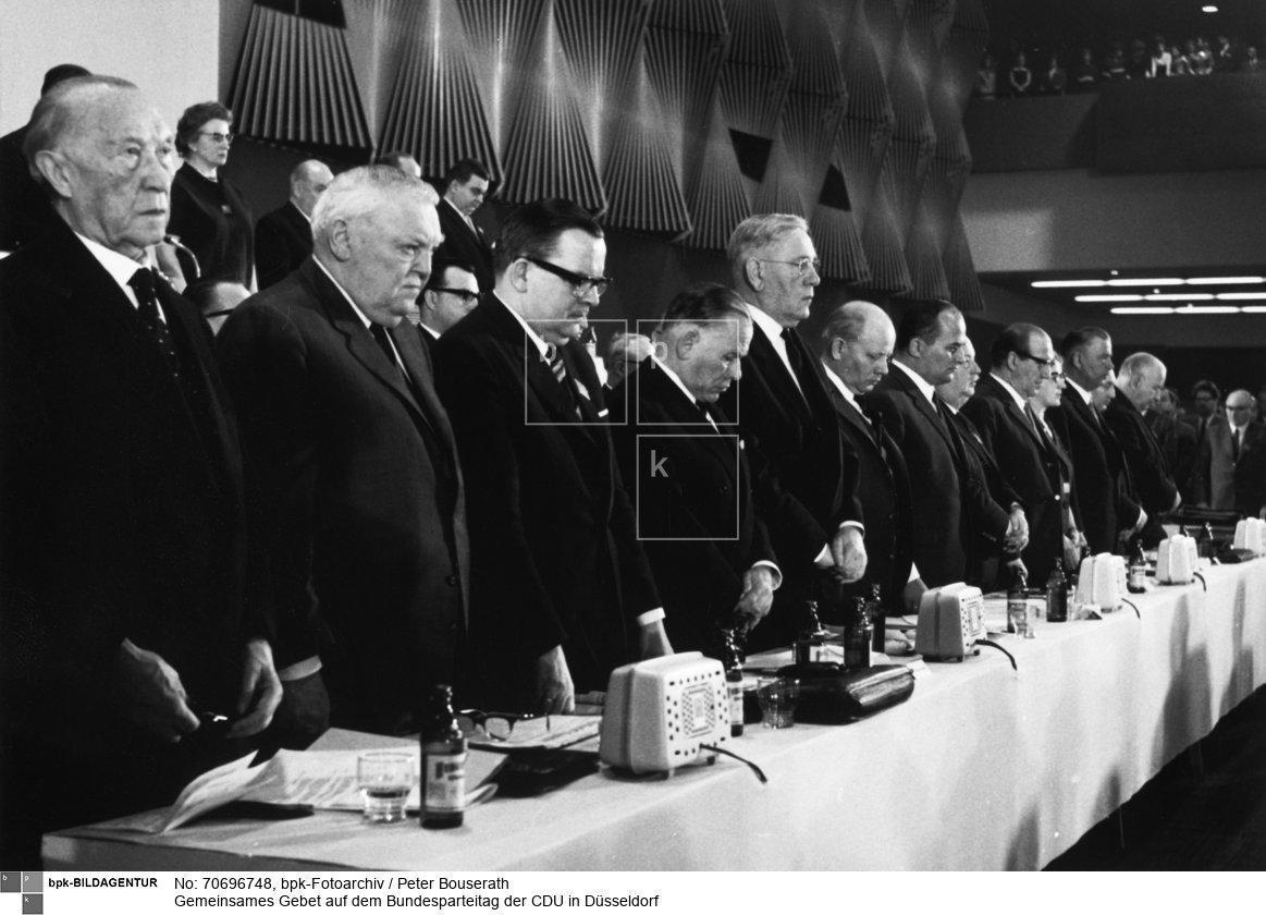von links nach rechts: CDU-Vorsitzender Konrad Adenauer, Bundeskanzler Ludwig Erhard, der geschäftsführende CDU-Vorsitzende Josef Hermann Dufhues, Bundestagspräsident Eugen Gerstenmaier, Bundesminister für besondere Aufgaben Heinrich Krone, Bundesminister für Arbeit und Sozialordnung Theodor Blank et al. 
<BR>Aufnahmedatum: 28.-31.03.1965<BR>Material/Technik: Foto<BR>Aufnahmeort: Düsseldorf<BR>