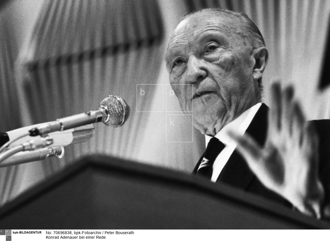 auf dem Wirtschaftstag der CDU/CSU in Düsseldorf, 8.-9. Juli 1965 <BR>Person: Konrad Adenauer [05.01.1876 - 19.04.1967], Deutscher Politiker (Zentrum, CDU), Oberbürgermeister von Köln 1917-33, Bundeskanzler 1949-63<BR>Aufnahmedatum: 8./9.07.1965<BR>Material/Technik: Foto<BR>Aufnahmeort: Düsseldorf<BR>