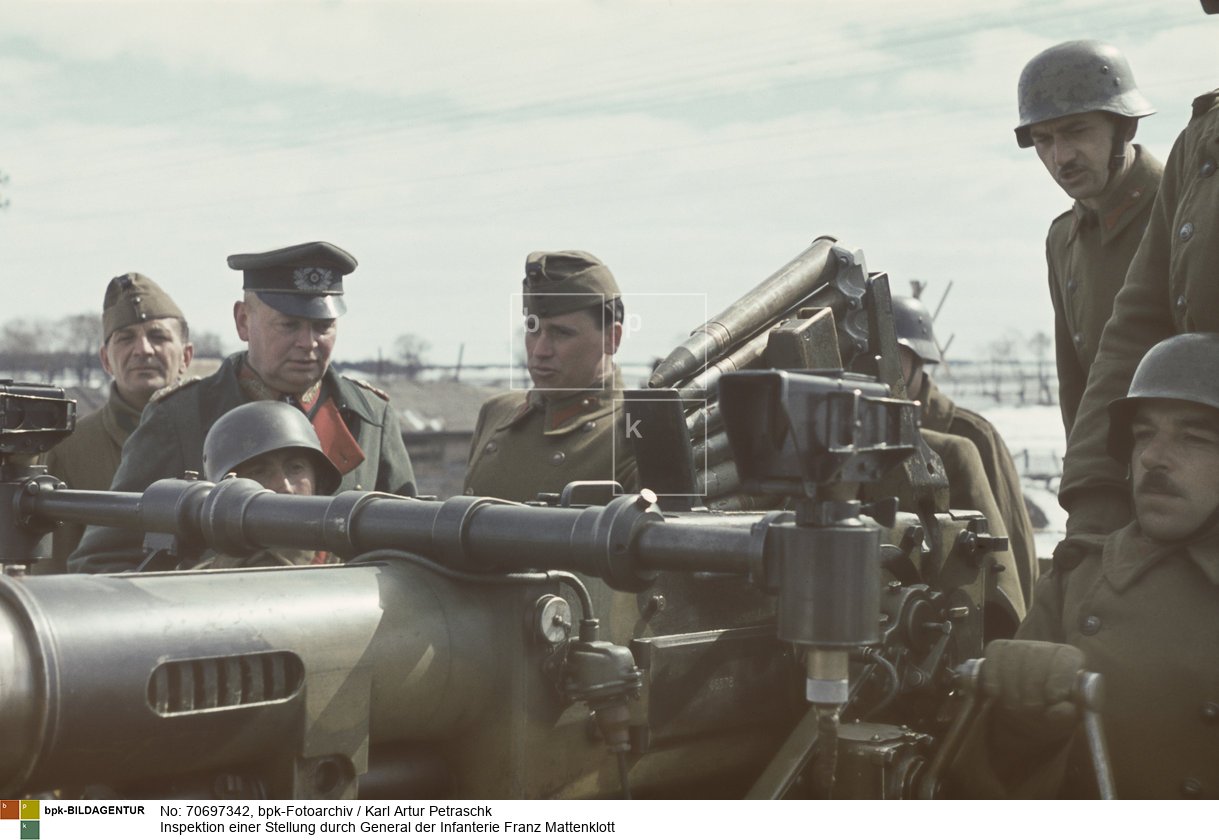 ungarische Soldaten<BR>Aufnahmedatum: 1943/44<BR>Material/Technik: Foto<BR>Aufnahmeort: vermutlich im Raum Lemberg, Galizien, Generalgouvernement / Lwów, Polen (heute Lwiw, Ukraine)<BR>Inventar-Nr.: Pe F002-36<BR>