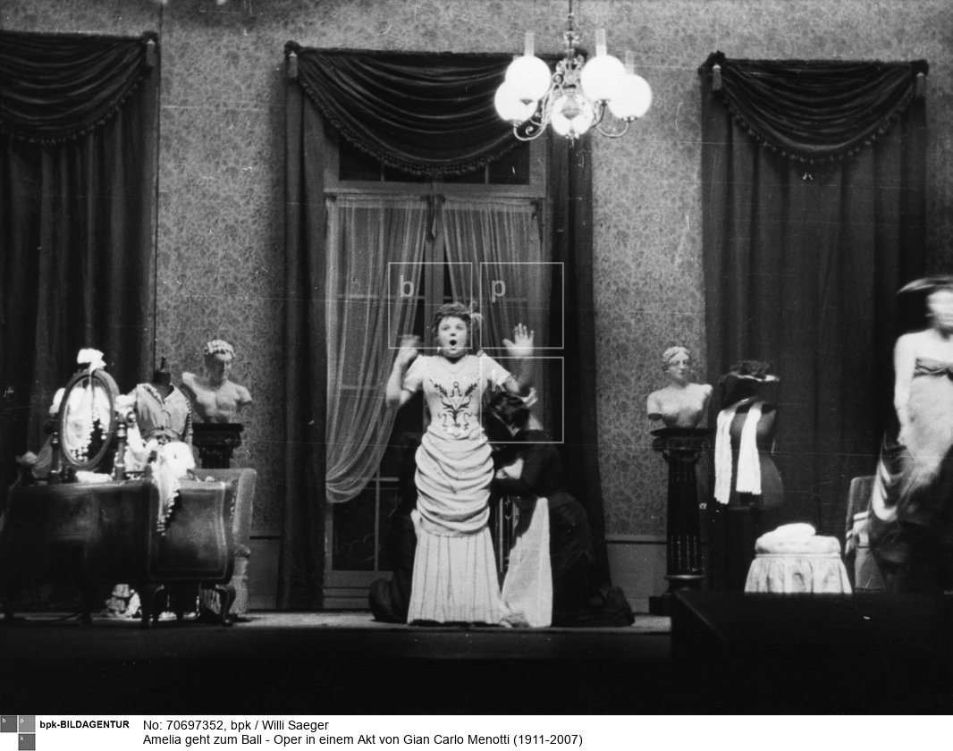 Aufführung an der Deutschen Staatsoper
Szenenbild  mit Irma Beilke als Amelia
Musikalische Leitung: Georg Winkel (Georg C.Winkler)
Inszenierung: Wolf Völker
Bühnenbild: Paul Strecker 
<BR>Aufnahmedatum: 18.02.1947<BR>Material/Technik: Foto<BR>Aufnahmeort: Berlin (Ost)<BR>