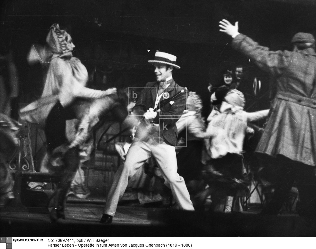 Aufführung am Hebbelthater, Neuinszenierung  
Szenenbild, Szene auf dem Bahnhof, Kurt Franz-Joseph Meisel (1912-1994) als Raoul de Gardefeu, Aribert Wäscher (1895-1961) als Baron von Gondremark, rechts, von hinten
Inszenierung / Regie: Walter Felsenstein
<BR>Aufnahmedatum: Dezember 1945<BR>Material/Technik: Foto<BR>Aufnahmeort: Berlin, Deutschland<BR>