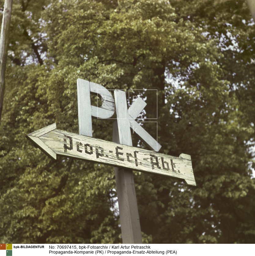 Kasernengelände; Wegweiser: "PK Prop.-Ers.-Abt."; evtl. in Potsdam (Standort der Propaganda-Ersatz-Abteilung)<BR>Aufnahmedatum: 1943/44<BR>Material/Technik: Foto<BR>Aufnahmeort: Potsdam (?), Brandenburg<BR>Inventar-Nr.: Pe F040b-25<BR>