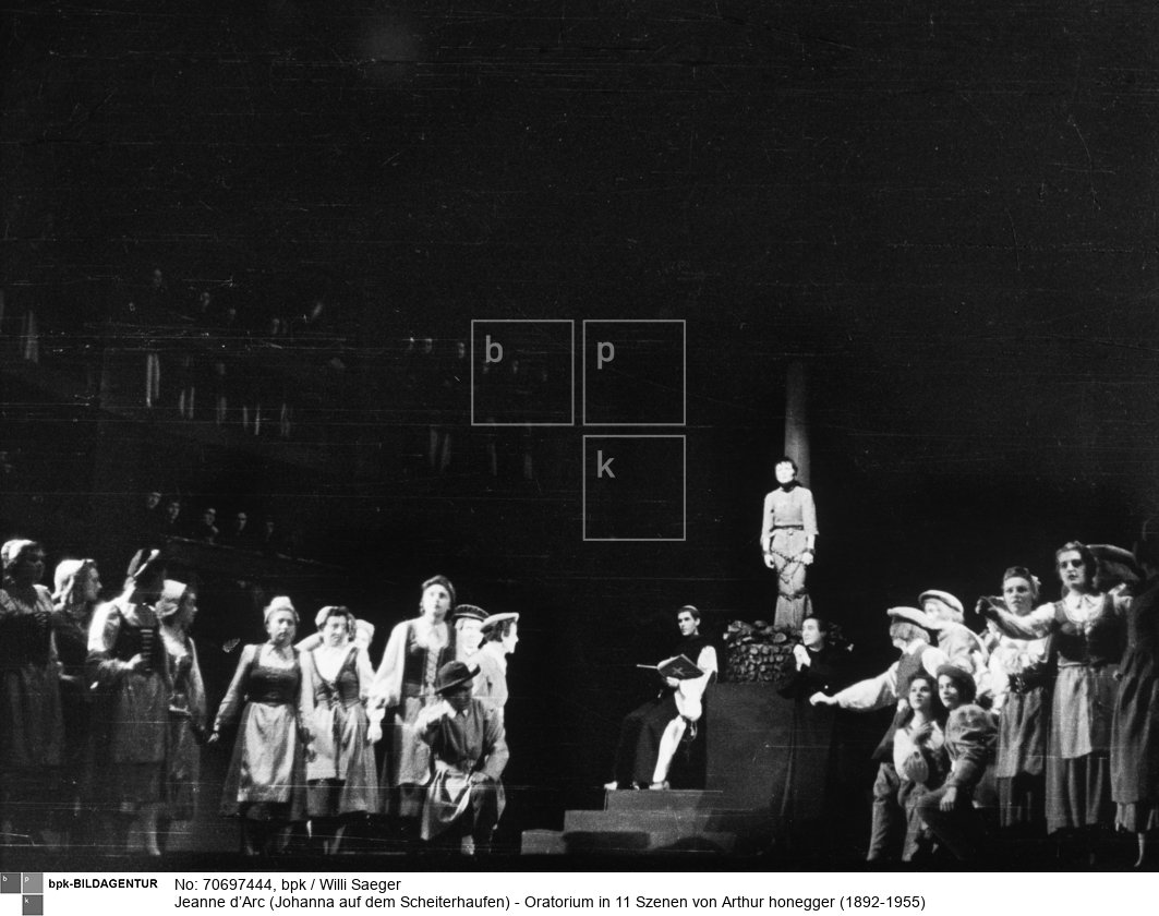 Aufführung an der Städtischen Oper Berlin
Szenenbild : in der Mitte Hans-Georg Taubenthal als Frère Dominique (Bruder Dominik) und Käthe Braun als Jeanne
 <BR>Aufnahmedatum: 06.12.1947<BR>Material/Technik: Foto<BR>Aufnahmeort: Berlin (West)<BR>