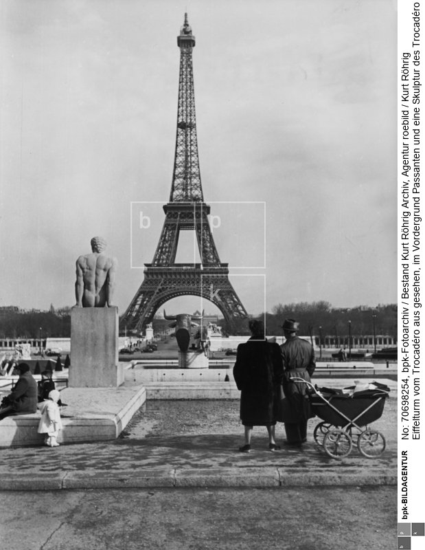 Rückseite: Aufkleber der "Agentur roebild"<BR>Aufnahmedatum: 1950-1965<BR>Material/Technik: Foto / Vintageprint<BR>Aufnahmeort: Paris<BR>