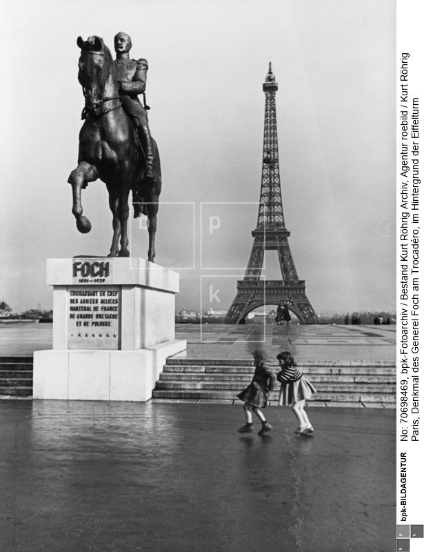 Rückseite: Aufkleber der "Agentur roebild"<BR>Aufnahmedatum: 1950-1965<BR>Material/Technik: Foto / Vintageprint<BR>Aufnahmeort: Paris<BR>