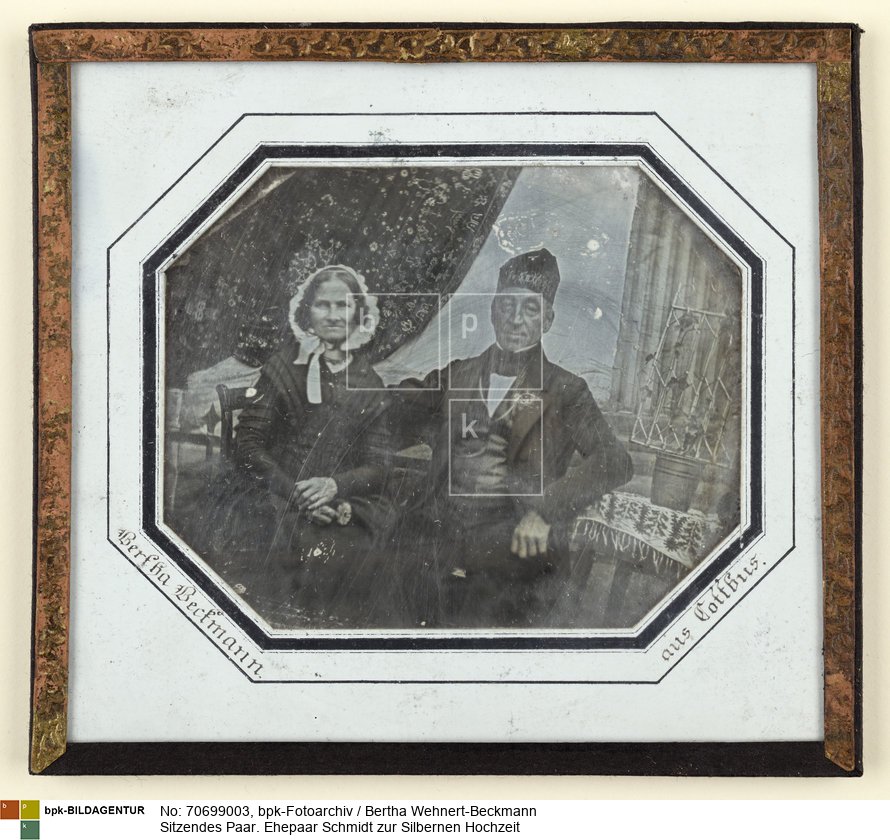 Rückseitenbeschriftung: Herrn und Frau Zinngiesser Schmidt in[?] zum 25. jährigen Ehejubileum am 23. Januar 1862; Am heutigen Jubelfeste wünsche ich das <BR>Aufnahmedatum: 23. Januar 1862<BR>Material/Technik: Foto / Daguerreotypie<BR>Objektmaß: 11,0 x 12,2 x 0,5 cm<BR>Inventar-Nr.: Daguerreotypie 37<BR>