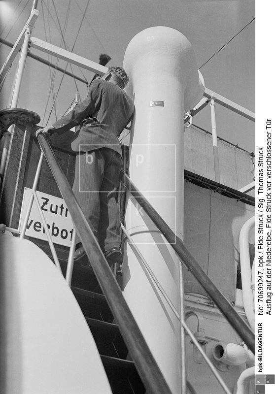 Aufnahmedatum: um 1938<BR>Material/Technik: Foto<BR>Aufnahmeort: Niederelbe / Unterelbe / bei Hamburg<BR>