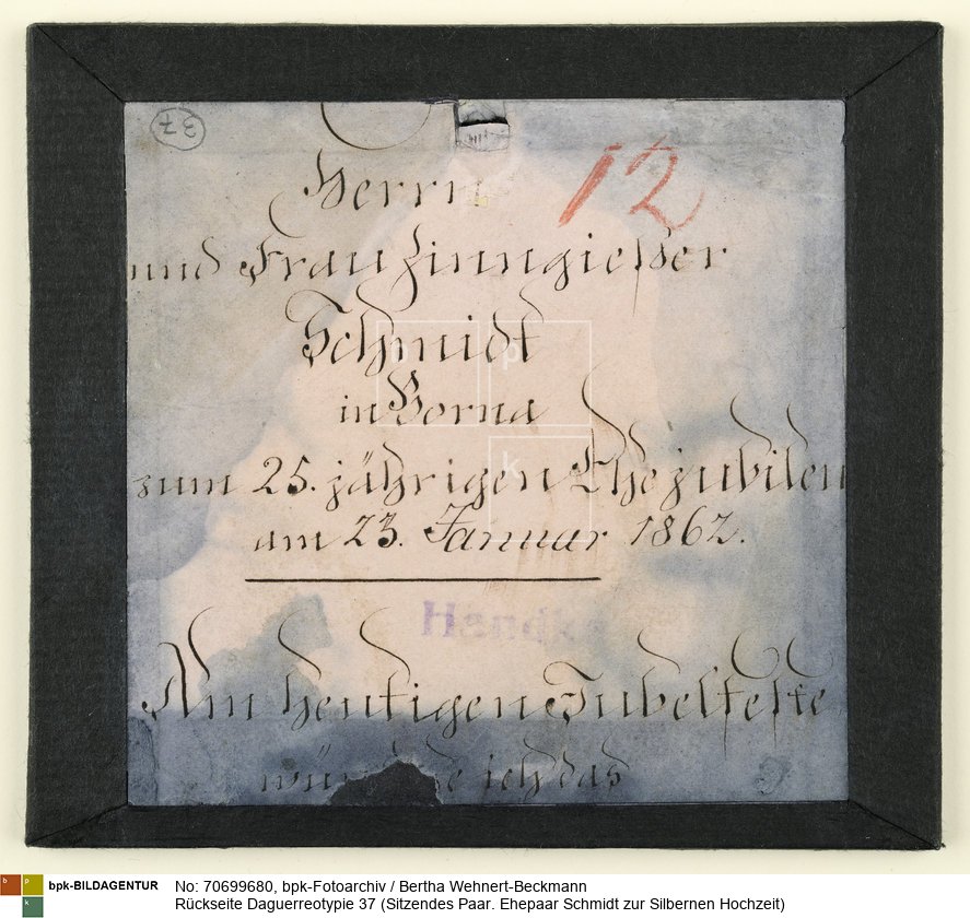 Herrn und Frau Zinngiesser Schmidt in[?] zum 25. jährigen Ehejubileum am 23. Januar 1862; Am heutigen Jubelfeste wünsche ich das 
Vorderseite siehe 70699003<BR>Aufnahmedatum: o.J. (um 1850)<BR>Material/Technik: Foto / Daguerreotypie<BR>Objektmaß: 11,0 x 12,2 x 0,5 cm<BR>Inventar-Nr.: Daguerreotypie 37<BR>