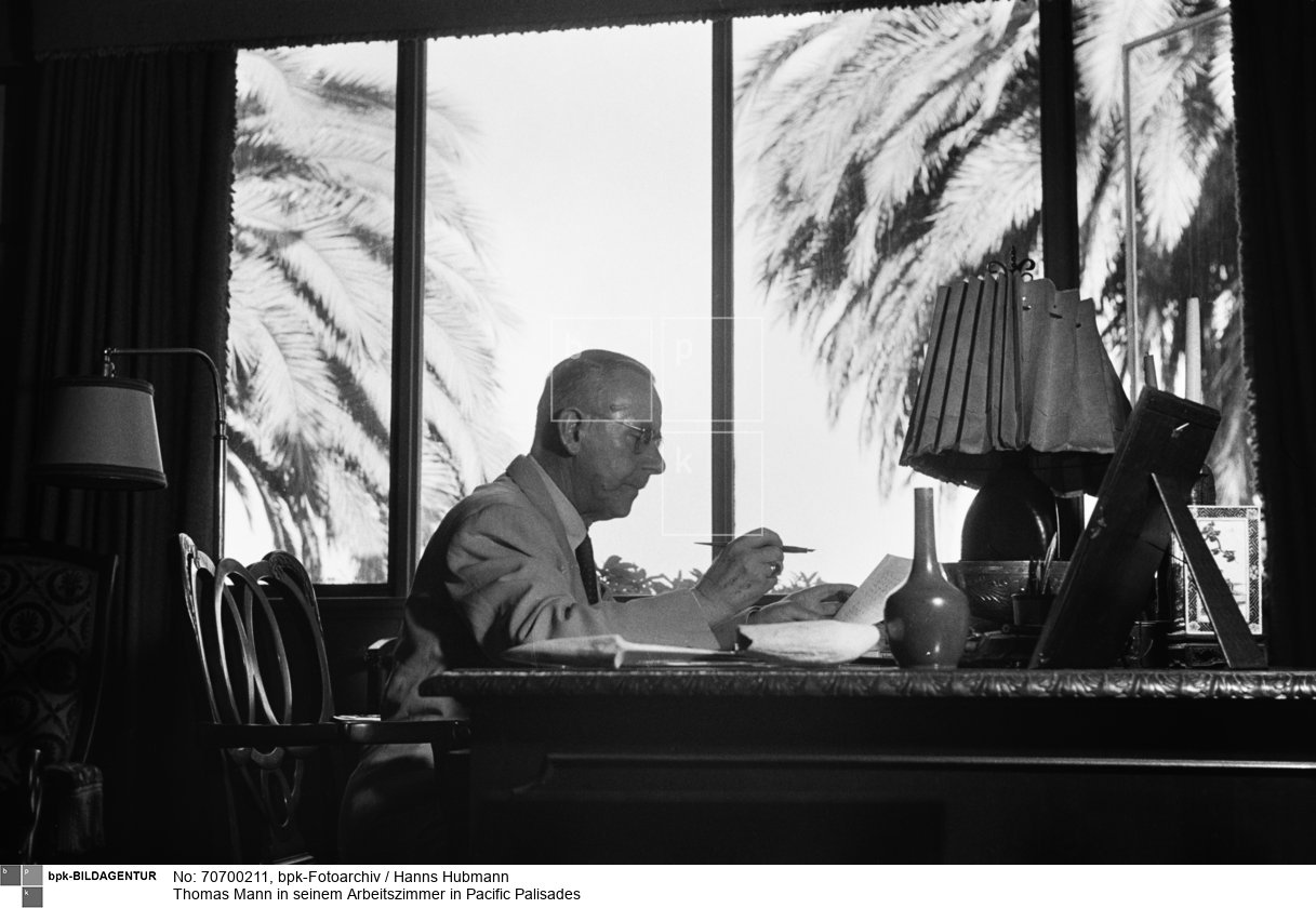 Person: Thomas Mann [06.06.1875 - 12.08.1955], deutscher Schriftsteller; Nobelpreisträger (1929 für Literatur)<BR>Aufnahmedatum: 1951<BR>Material/Technik: Foto<BR>Aufnahmeort: Los Angeles, Kalifornien / USA<BR>Inventar-Nr.: Hu 05303a-35<BR>