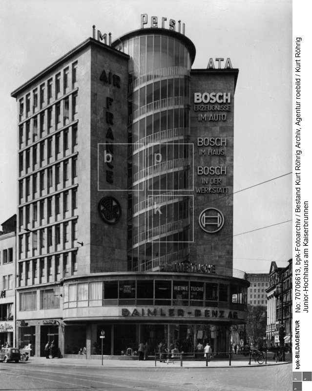 Baujahr 1951
Aufkleber der "Agentur roebild"<BR>Aufnahmedatum: 1951 - 1953<BR>Material/Technik: Foto / Vintageprint<BR>Aufnahmeort: Frankfurt am Main<BR>
