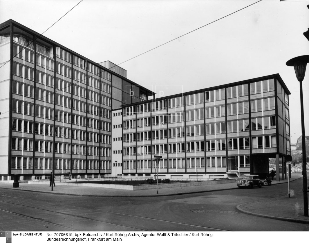 Einweihung 1953, Sitz des Bundesrechnungshofs bis 2000
Rückseite: Stempel der "Agentur Wolff & Tritschler"<BR>Aufnahmedatum: 1953<BR>Material/Technik: Foto / Vintageprint<BR>Aufnahmeort: Frankfurt am Main<BR>