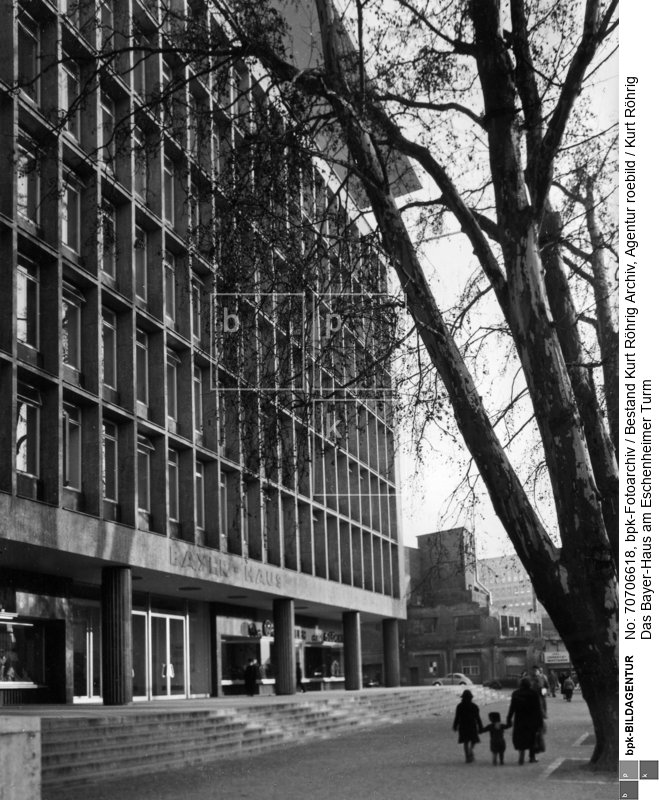 Baujahr 1952
Rückseite: Stempel der "Agentur roebild" <BR>Aufnahmedatum: 1952–1953<BR>Material/Technik: Foto / Vintageprint<BR>Aufnahmeort: Frankfurt am Main<BR>