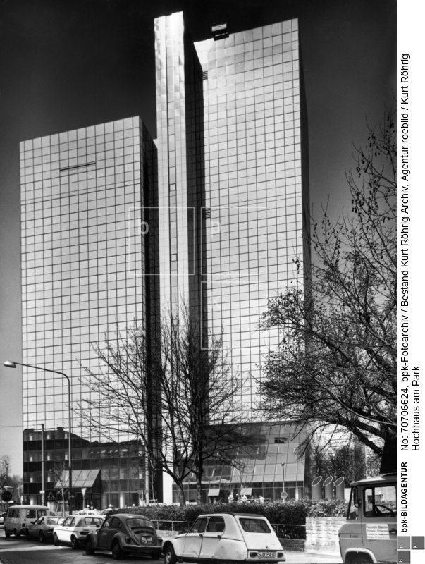 1975 erbaut, heute Park View, Umbau bis 2024 (geplant)
Rückseite: Stempel der "Agentur roebild"<BR>Aufnahmedatum: o.J. (ab 1975)<BR>Material/Technik: Foto / Vintageprint<BR>Aufnahmeort: Frankfurt am Main<BR>