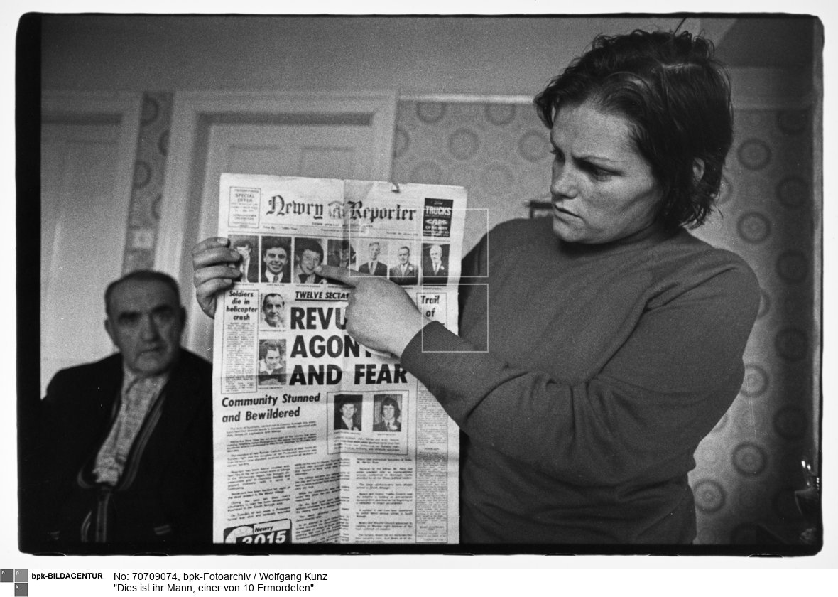 Eine Witwe zeigt auf das Portrait ihres im Nordirland-Konflikt ermordeten Ehemanns<BR>Aufnahmedatum: September 1976<BR>Material/Technik: Foto / Vintageprint<BR>Aufnahmeort: Belfast, Nordirland<BR>