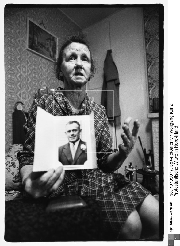 Ihr Mann wurde von der IRA ermordet<BR>Aufnahmedatum: 1976<BR>Material/Technik: Foto / Vintageprint<BR>Aufnahmeort: Bessbrook, Nordirland<BR>