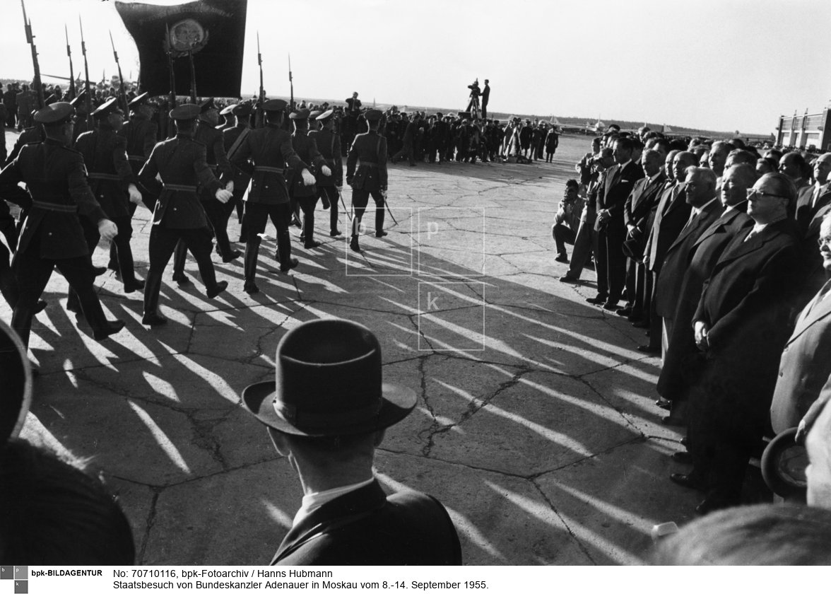 Zu Ehren des deutschen Bundeskanzlers paradiert die sowjetische 
Ehrenkompanie im Stechschritt und mit wehender Fahne auf dem Flugfeld. (Scan vom Vintageprint)<BR>Aufnahmedatum: 08.09.1955<BR>Material/Technik: Foto<BR>Aufnahmeort: Moskau<BR>Inventar-Nr.: Hu 7460-06a<BR>
