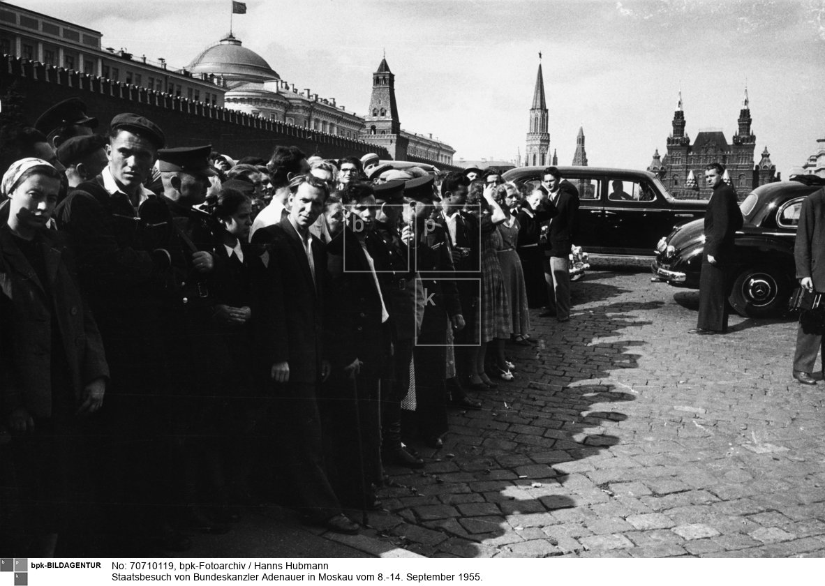 Moskauer Bürger auf dem Roten Platz in Moskau, im Hintergrund die deutschen Regierungs-Limousinen (Scan vom Vintageprint)<BR>Aufnahmedatum: September 1955<BR>Material/Technik: Foto<BR>Aufnahmeort: Moskau<BR>Inventar-Nr.: Hu 7483-29<BR>