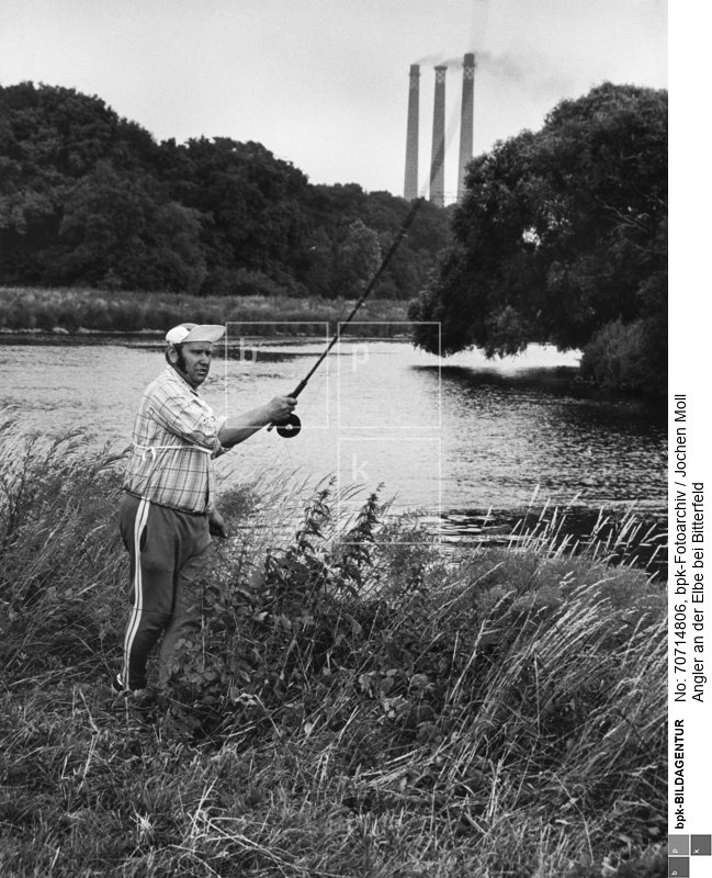 Serie: Bitterfelder Land / im Hintergrund drei Schornsteine des CKB (Chemiekombinat)<BR>Aufnahmedatum: 1979<BR>Material/Technik: Foto / Vintage Print<BR>Aufnahmeort: Bitterfeld, Anhalt<BR>