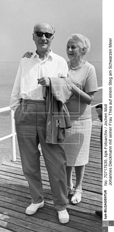 Person: Johannes Dieckmann [1893 - 1969], Deutscher Politiker (LDPD). 1949-69 Präsident der Volkskammer der DDR
<BR>Aufnahmedatum: 1960er Jahre<BR>Material/Technik: Foto / Vintage Print<BR>Aufnahmeort: Warna, Bulgarien<BR>