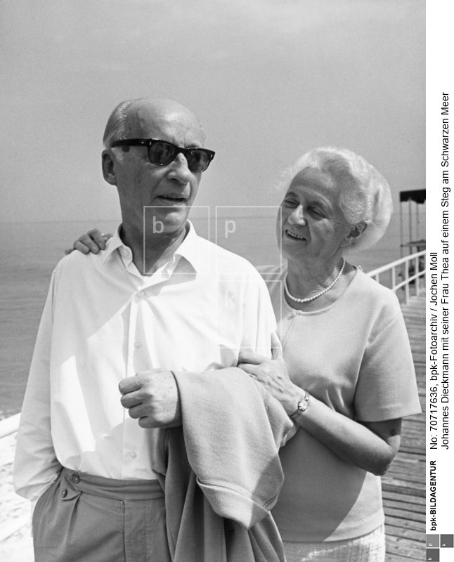 Person: Johannes Dieckmann [1893 - 1969], Deutscher Politiker (LDPD). 1949-69 Präsident der Volkskammer der DDR
<BR>Aufnahmedatum: 1960er Jahre<BR>Material/Technik: Foto / Vintage Print<BR>Aufnahmeort: Warna, Bulgarien<BR>
