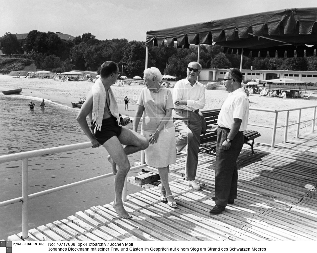 Person: Johannes Dieckmann [1893 - 1969], Deutscher Politiker (LDPD). 1949-69 Präsident der Volkskammer der DDR
<BR>Aufnahmedatum: 1960er Jahre<BR>Material/Technik: Foto / Vintage Print<BR>Aufnahmeort: Warna, Bulgarien<BR>