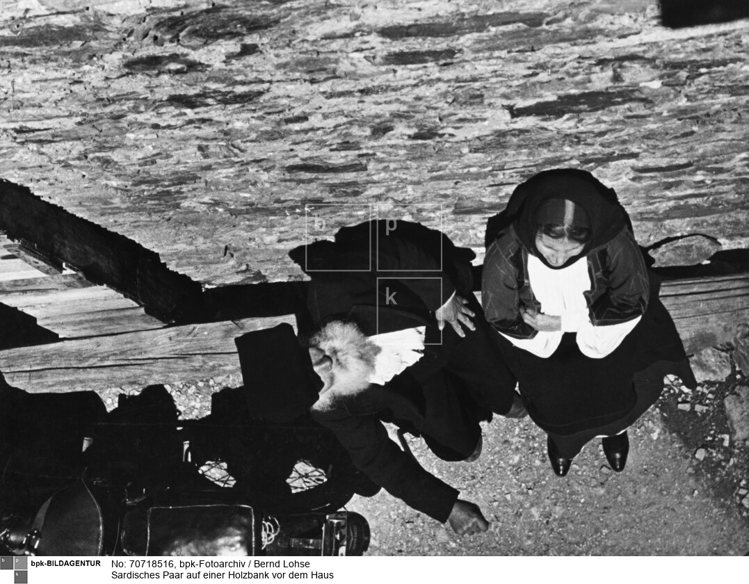 von oben gesehen<BR>Aufnahmedatum: 1936<BR>Material/Technik: Foto / Vintage Print<BR>Aufnahmeort: Desulo, Sardinien, Italien<BR>Inventar-Nr.: Lo X5/021-03<BR>