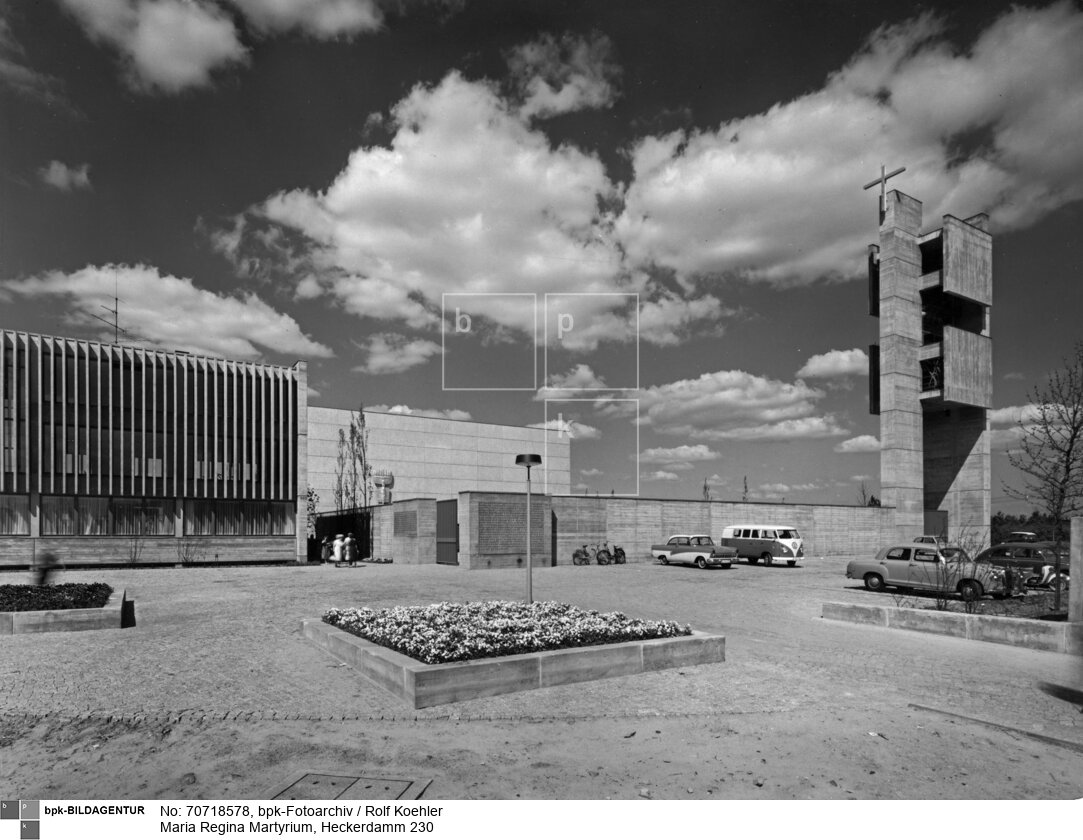 Bauzeit 1960-1963; Zentrale Gedenkkirche der deutschen Katholiken für die Opfer des Nationalsozialismus, liegt in unmittelbarer Nähe zur Gedenkstätte Plötzensee<BR>Aufnahmedatum: 1963<BR>Material/Technik: Foto / Vintage Print<BR>Aufnahmeort: Berlin-Charlottenburg (Berlin West)<BR>