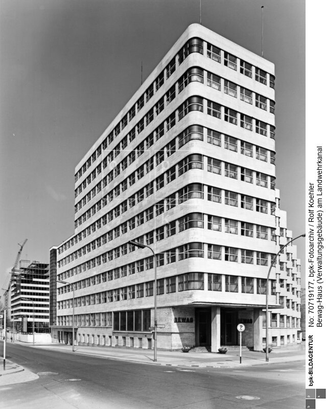 Architekt: Emil Fahrenkamp, Bauzeit: 1930-1932, Standort seit 1947 am Reichpietschufer / Ecke Stauffenbergstraße, eines der bedeutendsten Bürohäuser der Weimarer Republik, auch als Shell-Haus bekannt<BR>Aufnahmedatum: 04.1966<BR>Material/Technik: Foto / Vintage Print<BR>Aufnahmeort: Berlin-Tiergarten (Berlin West)<BR>