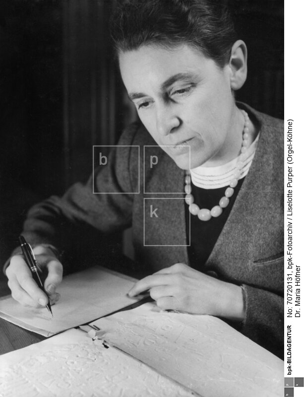 Österreichische Philologin, ab 1939 Dozentin für Semitische Philologie unter besonderer Berücksichtigung des Altsüdarabischen und der äthiopischen Sprachen an der Universität Wien, ab 1944 an der Universität Tübingen, dort 1954 Erennung zur außerplanmäßigen Professorin, 1964 Ernennung zur ordentlichen Professorin für das Fach Orientkunde an der Universität Graz. Rückseite: Stempel der Fotografin<BR>Aufnahmedatum: 1943<BR>Material/Technik: Foto / Vintage Print<BR>