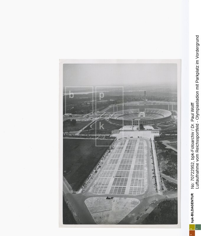 "Neue Luftaufnahme vom Reichssportfeld. Freigegeben durch RLM am 11. Juni 1936."<BR>Aufnahmedatum: 1936<BR>Material/Technik: Foto / Vintage Print<BR>Aufnahmeort: Berlin, Deutschland<BR>