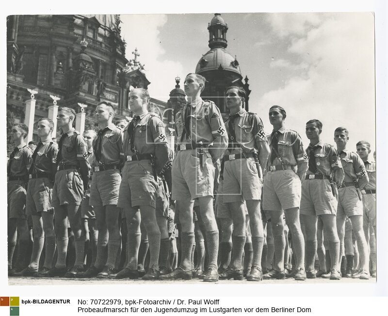 "Die olympische Fackel, die sich auf dem Weg nach Berlin befindet, wird am 1. August 1936 in Berlin eintreffen. Reichsminister Goebbels wird sie im Berliner Lustgarten mit einem Jugendumzug begrüßen." <BR>Aufnahmedatum: 1936<BR>Material/Technik: Foto / Vintage Print<BR>Aufnahmeort: Berlin, Deutschland<BR>