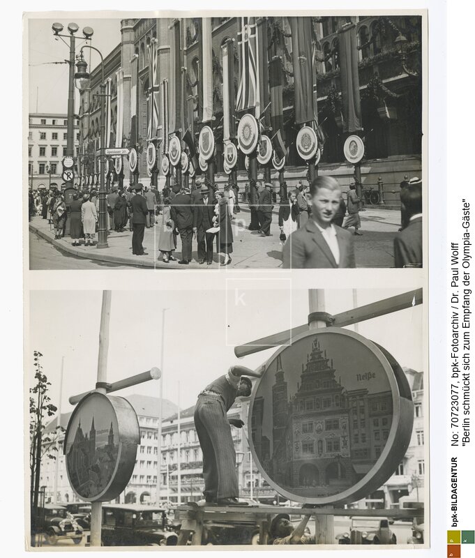 oben: "Das Berliner Rathaus an der Spandauer Straße im Schmuck der Fahnen und Wappen der 53 an den Olympischen Spielen beteiligten Nationen."
unten: "An den Fahnenmasten in der wiederhergerichteten Straße Unter den Linden werden Bilder deutscher Städte angebracht."<BR>Aufnahmedatum: 1936<BR>Material/Technik: Foto / Vintage Print<BR>Aufnahmeort: Berlin, Deutschland<BR>