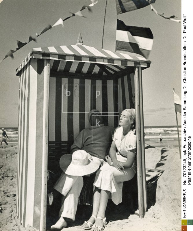 Im Hintergrund weht offenbar die schwarz-weiß-rote Fahne. <BR>Aufnahmedatum: 1930-1936<BR>Material/Technik: Foto / Vintage Print<BR>