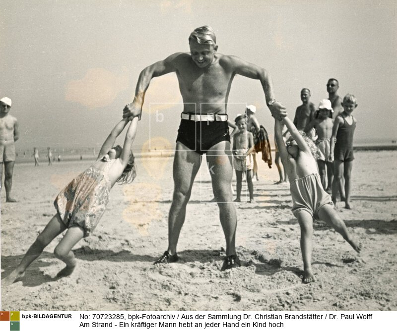 Mit dem Titel "Privat-Karussell bei Onkel Köhler" veröffentlicht in: Wolff, Paul: Sonne über See und Strand, Frankfurt a.M., 1936, S. 95<BR>Aufnahmedatum: 1930-1936<BR>Material/Technik: Foto / Vintage Print<BR>Aufnahmeort: Wangerooge, Deutschland<BR>