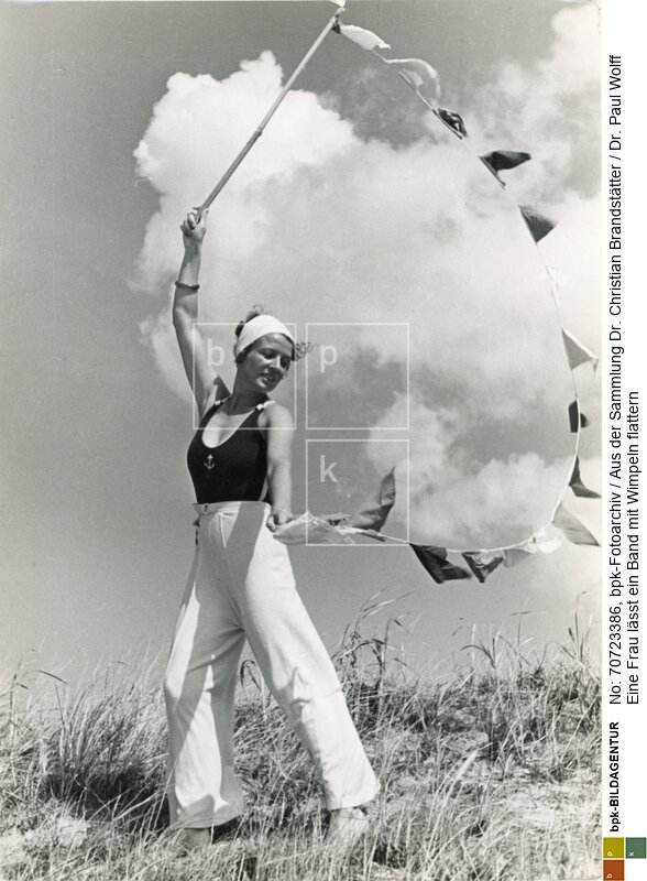 veröffentlicht in: Wolff, Paul: Sonne über See und Strand. Ferienfahrten mit der Leica, Frankfurt a.M., 1936, S. 67<BR>Aufnahmedatum: 1930-1936<BR>Material/Technik: Foto / Vintage Print<BR>Aufnahmeort: Borkum, Deutschland<BR>