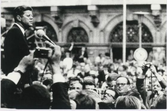 John F. Kennedy spricht auf dem Römerberg in Frankfurt am Main
