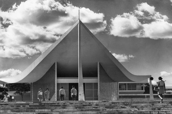 Die Kirche "Unsere Dame von Fatima Chapel", entworfen vom Architekten Oscar Niemeyer. Rückseitenbeschriftung: "Brasilia Kirche von Niemeyer 1969"