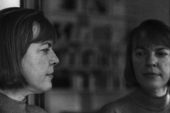 Die Schriftstellerin Ingeborg Bachmann mit Spiegelung im Fenster. Referenz: Leonore Mau, Porträts, Brinkmann & Bose, 2016 Rückseitenbeschriftung: "Ingeborg Bachmann"