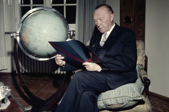 Konrad Adenauer in einer Ecke seines Arbeitszimmers im Palais Schaumburg sitzend