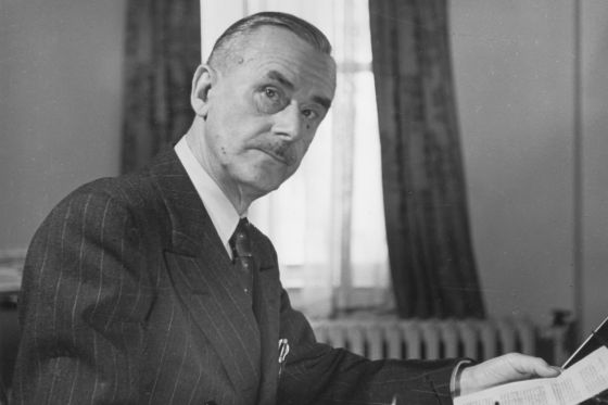 Thomas Mann an seinem Schreibtisch